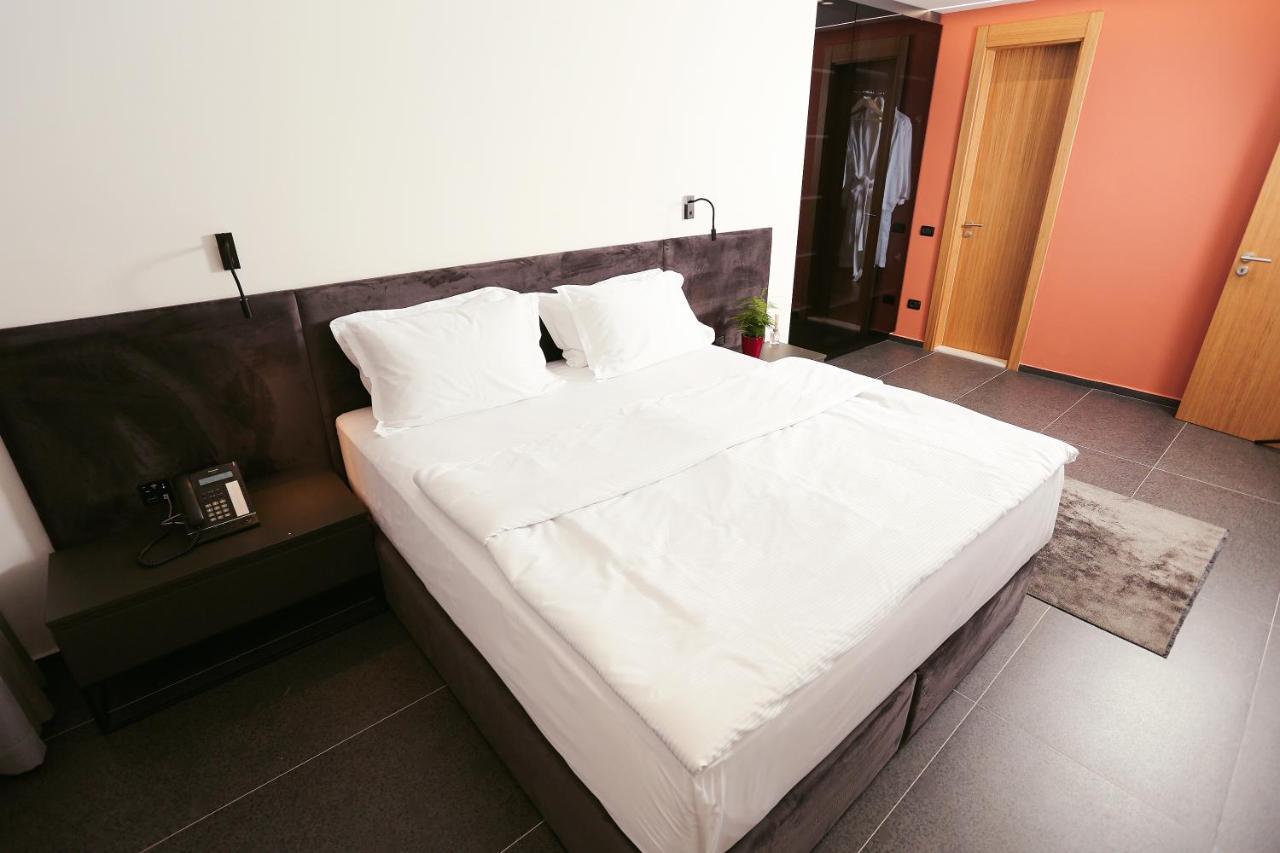 Hotel 12 Gjakova Екстер'єр фото